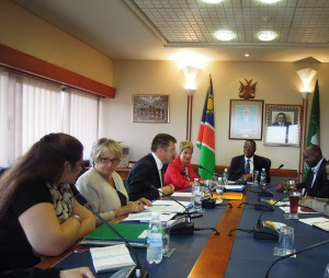 Réunion de travail avec M.Asser Kuveri Kapere, Président du Conseil National, en présence de Mme Jacqueline Bassa-Mazzoni, ambassadeur de France en Namibie